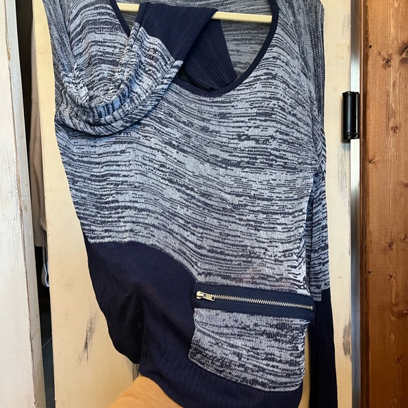 Blue and white zipper accent light weight top. - Picture 4 of 5